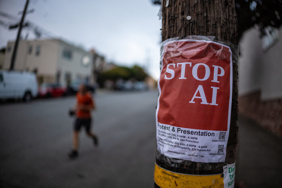 Надпис "Stop AI" беше залепен на уличен стълб в Сан Франциско, САЩ.