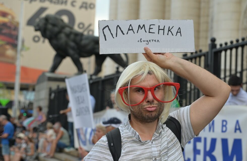 Организацията "Правосъдие за всеки" организира <a href="https://www.dnevnik.bg/photos/2025/07/16/4808664_fotogaleriia_s_bolero_na_ravel_i_lozung_edinni_sreshtu/" target="_blank">протест пред Съдебната палата в София под надслов "Да свалим бухалките на дерибеите"</a>. Протестът бе обявен след задържането на кмета на Варна Благомир Коцев.