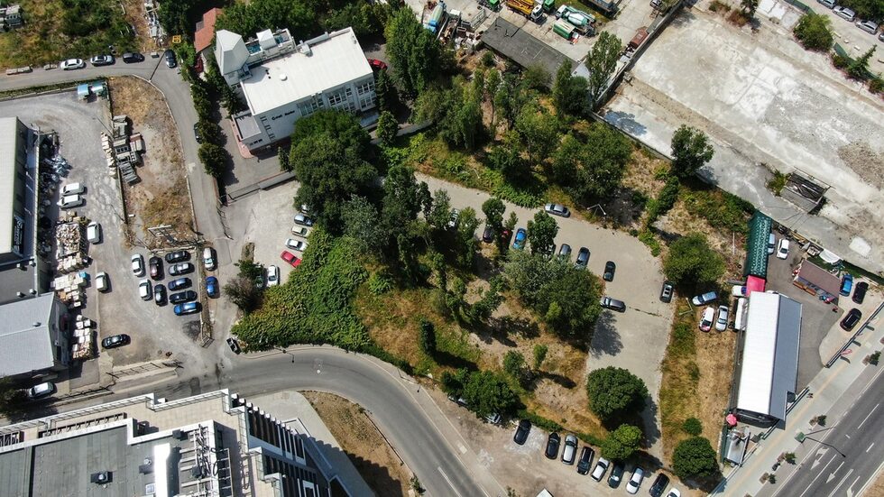 Кв."Витоша" в район "Лозенец" е пример за градоустройствения хаос през последните три десетилетия. Повечето улици не са отчуждени от общината и са частна собственост. Затова общината по закон няма право да инвестира в изграждането на тротоари, улично осветление и настилки. Два държавни терена са в списъка за продажба - единият с площ от 1150 кв. м е на ул."Могилата".