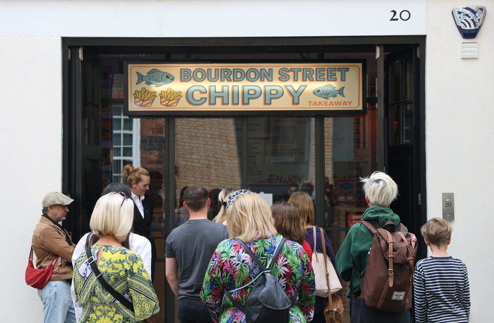 The Bourdon Street Chippy е замислена като носталгично, тактилно преосмисляне на една от най-обичаните институции в Великобритания.<br /><br />"Мотивация да останеш здрав"<br /><br />Тя се намира в галерията Lyndsey Ingram в Мейфър, централен Лондон, за шест седмици и е продължение на изложбата на Спарроу от 2021 г., The Bourdon Street Chemist.