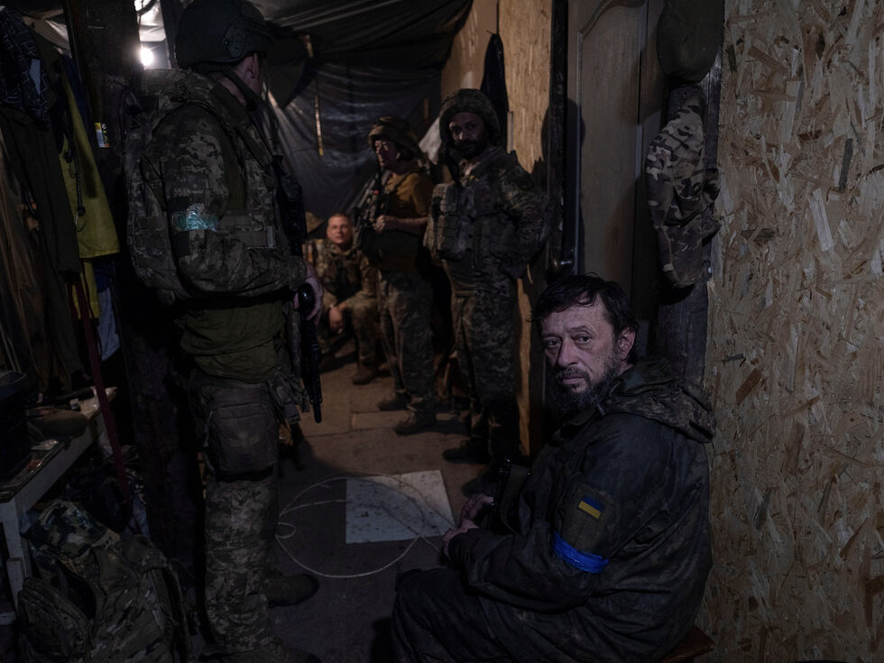 Украински военни от 93-та механизирана бригада "Холоден Яр" почиват след завръщане от фронтовата линия в Донецка област.