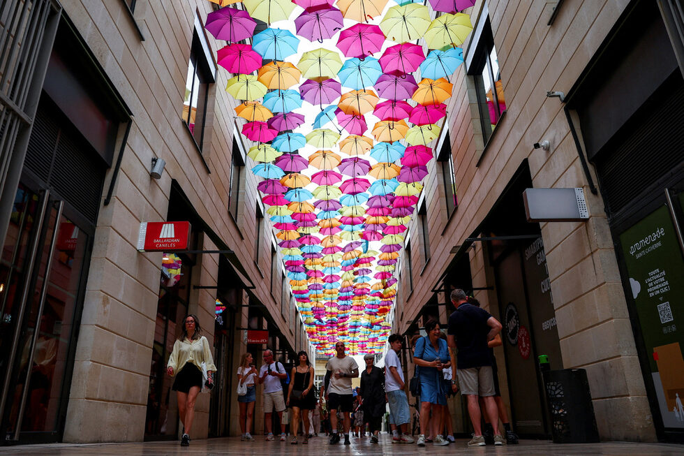 Хора се разхождат по търговската зона Promenade Sainte-Catherine в Бордо, Франция.