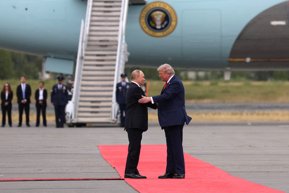 <a href="https://www.dnevnik.bg/sviat/voinata_v_ukraina/2025/08/15/4819142_kogato_trump_sreshtne_putin_v_aliaska_predstoi/#4819608" target="_blank">Американският президент изчака около половин час на борда</a> на самолета си пристигането на руския си гост, като двамата слязоха по стълбичките едновременно и се срещнаха по средата на опънатия на пистата червен килим.