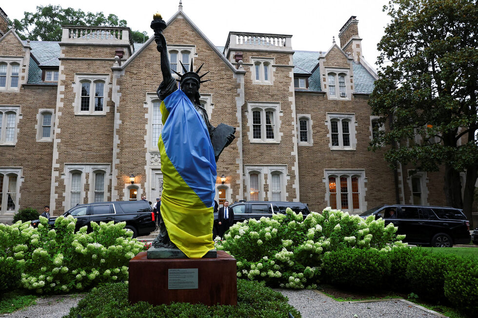 Мащабен модел на Статуята на свободата, облечена в украинското знаме, беше поставен в градините на френското посолство във Вашингтон в деня, в който френският президент Еманюел Макрон се срещна с американския президент Доналд Тръмп, украинския президент Володимир Зеленски и европейски лидери в рамките на преговорите за прекратяване на войната в Украйна.
