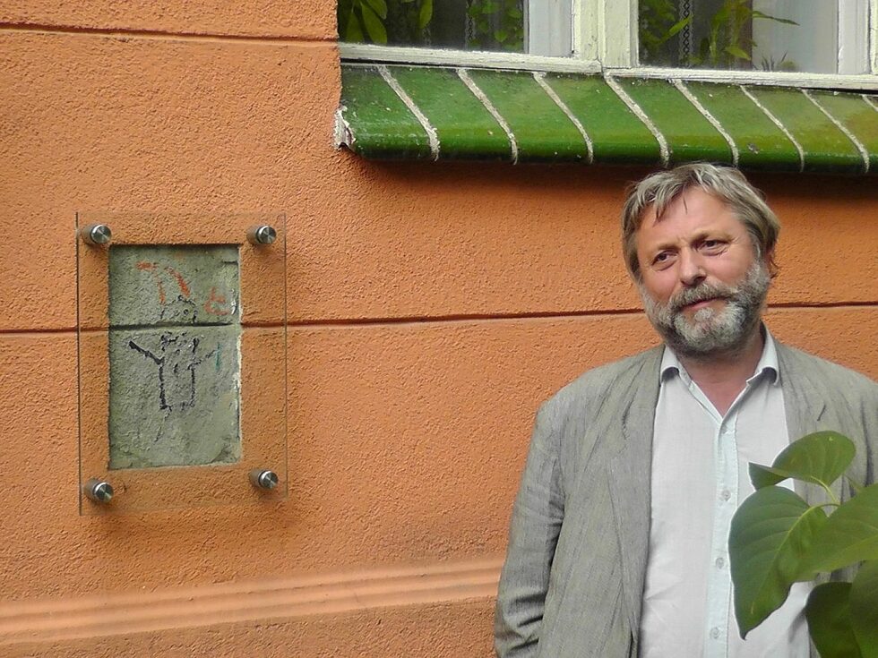 Снимка на Валдемар Фидрих заедно с един от последните останали графити на джуджета, 2011 г.