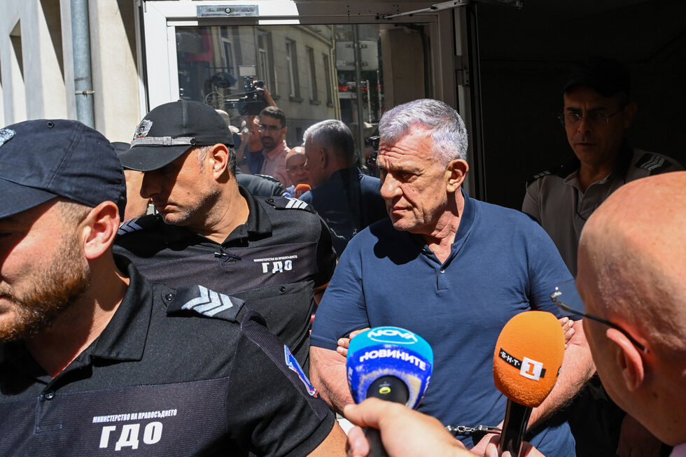 Служители на Главна дирекция "Охрана" извеждат Никола Николов-Паскал от сградата на Комисията за противодействие на корупцията (КПК), където <a href="https://www.dnevnik.bg/bulgaria/2025/08/28/4823571_nikola_nikolov-paskal_otkaza_da_govori_sled/" target="_blank">беше разпитан</a>.