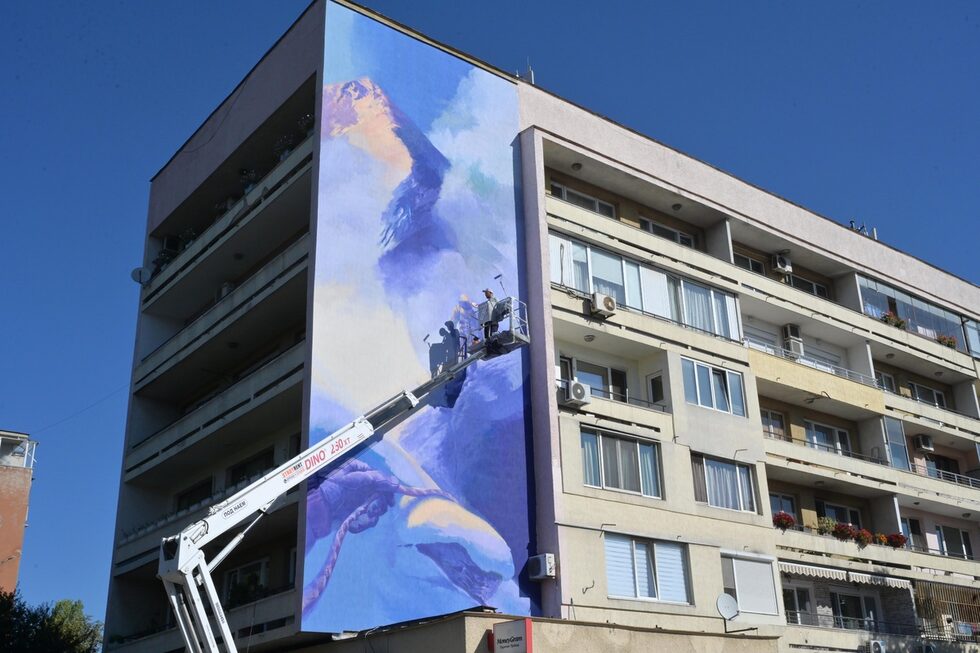 Авторът Венцислав Йосифов-Jermain <a href="https://www.dnevnik.bg/photos/2025/08/28/4823210_snimka_na_denia_nov_stenopis_posveten_na_sofiiskite/" target="_blank">изработи изящен и мащабен стенопис</a>, посветен на софийските алпинисти и връзката на хората с природата.