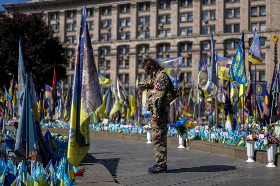 Украински войник, загубил десет свои другари само през изминалата седмица, почита паметта на загиналите в импровизирано мемориално място, докато страната отбелязва Деня на паметта на защитниците на площад "Независимост" на фона на руската атака срещу Украйна, Киев, Украйна.