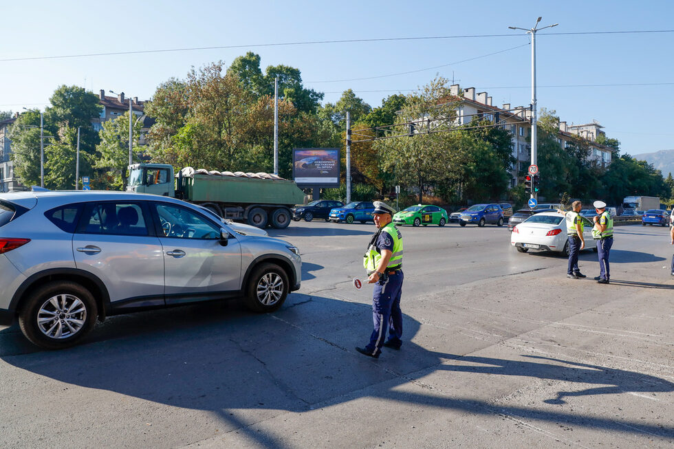 Кръстовището при румънското посолство е едно от най-натоварените в София почти денонощно и е истинско чудо, че при катастрофата има нанесени само материални щети.