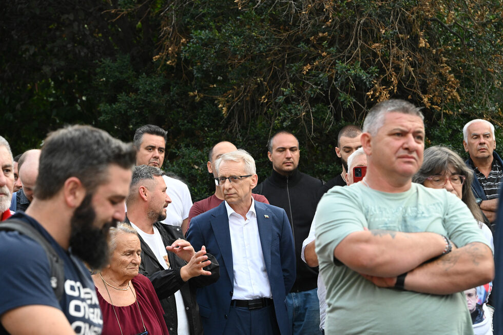 На протеста присъстваха депутати от "Продължаваме промяната - Демократична България", юристи и граждани.