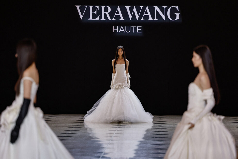 Откриването на есенния China Fashion Week показва растящата значимост на източната модна индустрия за световната сцена.