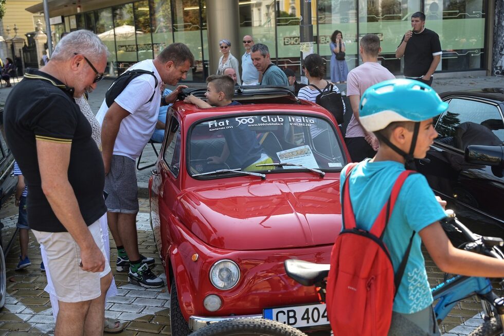 Фотогалерия: С авторетросалон в аванс започнаха проявите за Деня на София