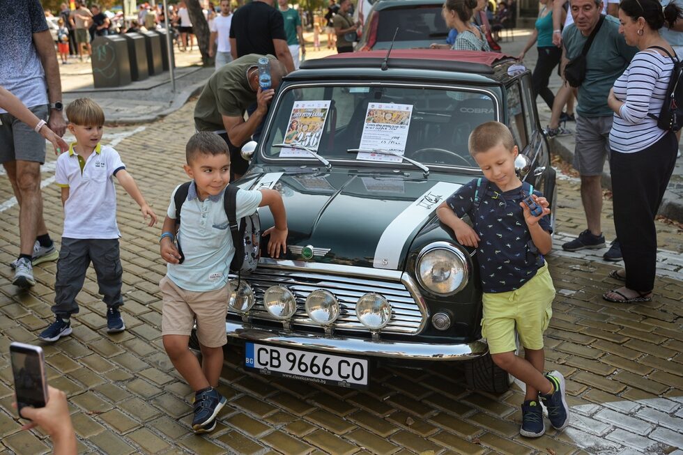 Фотогалерия: С авторетросалон в аванс започнаха проявите за Деня на София