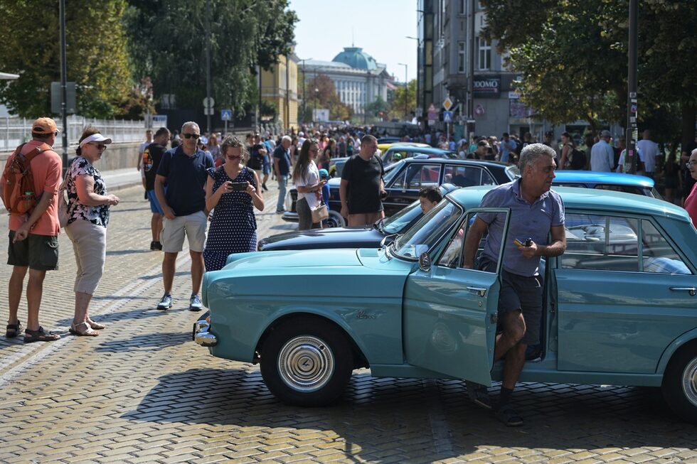 Около 300 превозни средства - автомобили, автобуси, камиони и мотоциклети, бяха подредени по протежение на жълтите павета чак до военния клуб.