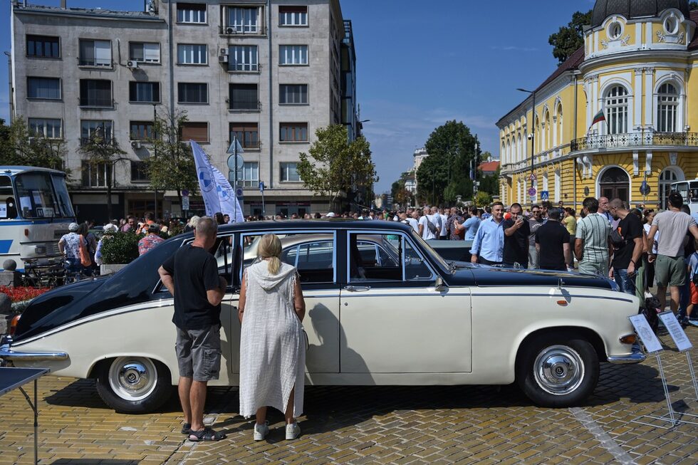 Фотогалерия: С авторетросалон в аванс започнаха проявите за Деня на София