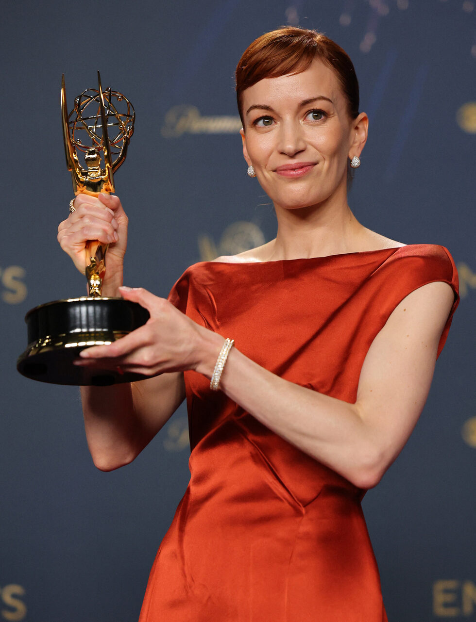 Брит Лоуър, която спечели статуетка за най-добра актриса в драматичен сериал.