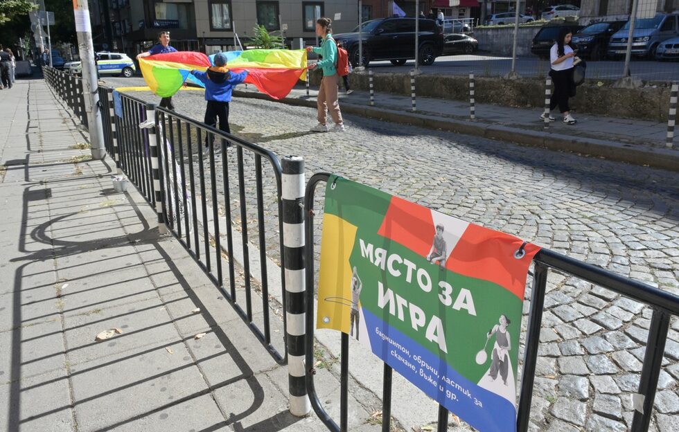 Снимка на деня: За 8 часа софийска улица става детска площадка