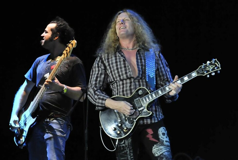 <p>Емблематичната хардрок банда Thin Lizzy свири в София на 3 октомври. Концертът се проведе в Зала 1 на НДК. Авторите на легендарните хитове &quot;The boys are back in town&quot;и &quot;Whiskey in the jar&quot; са една от най-забележителните хардрок групи на 70-те години. Тяхна запазена марка е използването на техниката с две солокитари - този стил се популяризира след години от групи като Iron Maiden, Def Leppard и много други.</p>