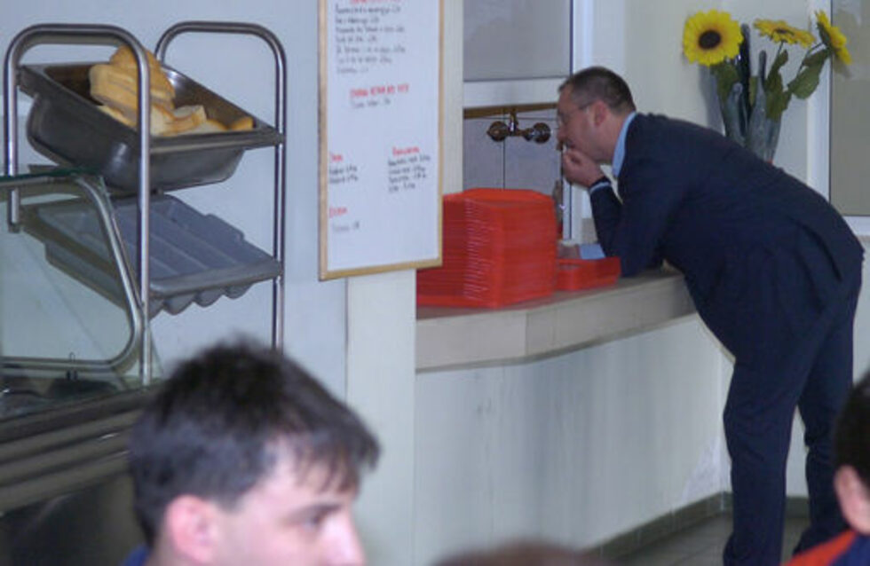 Две седмици след края на газовата криза, сред <a href="http://www.dnevnik.bg/print/gazova_kriza/2009/01/13/614007_stroshen_biznes/" target="_blank">потърпевшите от която се оказаха множество стъкларски предприятия</a>, премиерът Сергей Станишев се срещна с работещите в &quot;Дружба стъкларски заводи&quot;. <br />
<br />
Според съобщението на правителствената пресслужба Станишев посочил, че България навлиза в по-труден период, заради световната финансова криза и външното въздействие се отразява върху икономиката ни.&nbsp;Той отново подчертал, че правителството работи по специален икономически план, който включва мощна инвестиционна програма. След обиколката си из завода Сергей Станишев обядва заедно с работниците.<br />