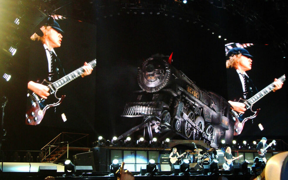 В петък AC/DC - една от великите рок-банди в света, ще излезе пред повече от 50 хил. зрители на националния стадион "Васил Левски" в София. Концертът е част от турнето на групата, която представя излезлия през октомври 2008г. албум "Black Ice". Миналата година <a href="http://www.dnevnik.bg/razvlechenie/2009/05/28/726417_acdc_v_belgrad_ili_kak_se_sbudna_oshte_edna_mechta/" target="_blank">близо три хиляди български фенове гледаха любимците си в Белград</a>. Няколко месеца по-късно стана известно, че AC/DC са променили първоначалните си планове и са <a href="http://www.dnevnik.bg/istorii_na_denia/2009/12/18/832373_acdc_idvat_v_bulgariia_dogodina/" target="_blank">включили София в графика на турнето си</a>.<br /><br />Повече от 30г. AC/DC остават верни на традициите на твърдия рок, което им създава милиони почитатели в целия свят.<br />