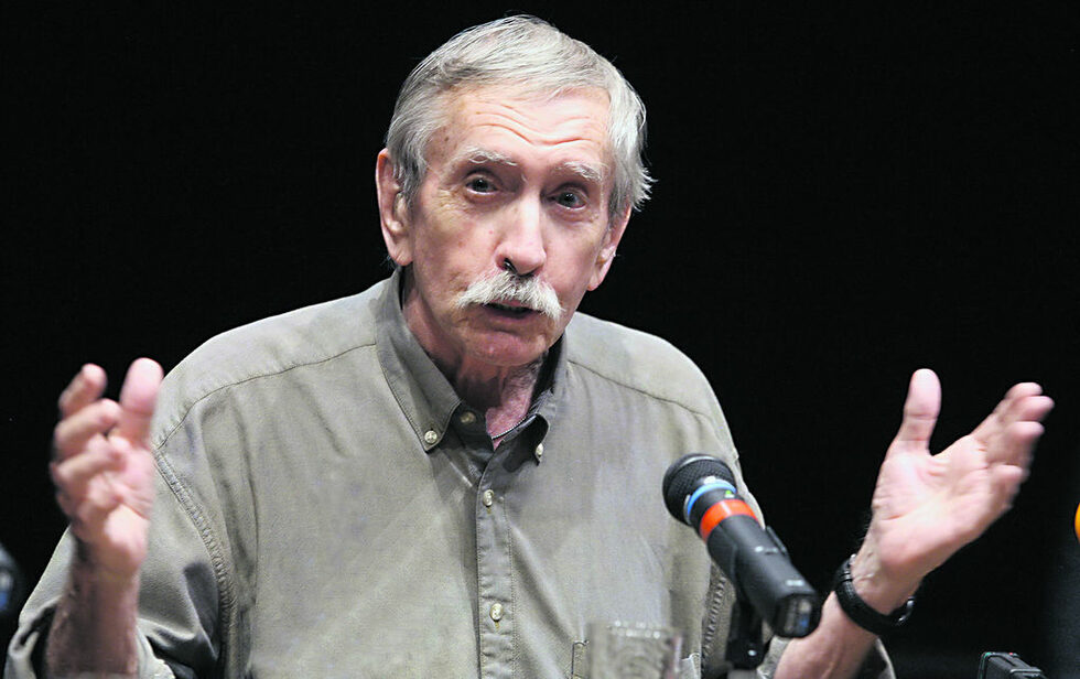 <a href="http://www.dnevnik.bg/v_pamet/2016/09/17/2828639_pochina_dramaturgut_eduard_olbi/" target="_blank">Едуард Олби, станал световно известен с пиесата си "Кой се страхува от Вирджиния Улф", почина в дома си в Лонг Айлънд край Ню Йорк.</a><br /><br />Той бе носител на 3 награди "Пулицър" и след смъртта на Артър Милър и Огъст Уилсън през 2005 г. бе смятан за най-великия от творящите драматурзи на САЩ.<br /><br />Трите "Пулицър" Олби получи за "Деликатно равновесие", "Три високи жени" и "Морски пейзаж". Те са изпъстрени с мрачен хумор и разказват за тъмните страни на брака, религията, отглеждането на деца и американския живот, припомня Би Би Си.<br /><br />През 2009 г. Едуард Олби бе за кратко в София, когато в Народния театър "Иван Вазов" режисьорът Явор Гърдев постави пиесата му "Козата или коя е Силвия". Дългогодишният му партньор – скулпторът Джонатан Томас, почина през 2005 г.<br /> <br />