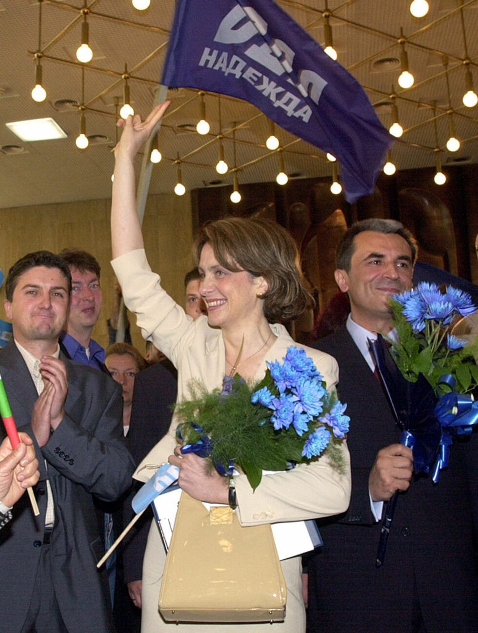 През 2003г. воденото от Надежда Михайлова ръководство на СДС издигна Пламен Орешарски за кандидат-кмет на София срещу явилия се като независим кандидат тогавашен кмет Стефан Софиянски. По-късно михайлова беше принудена да отзове Орешарски заради съмнения, че е свързан с бизнесмена Васил Божков. В крайна сметка самата тя се кандидатира на местните избори в столицата, но загуби от бившия си съпартиец Софиянски<br />
