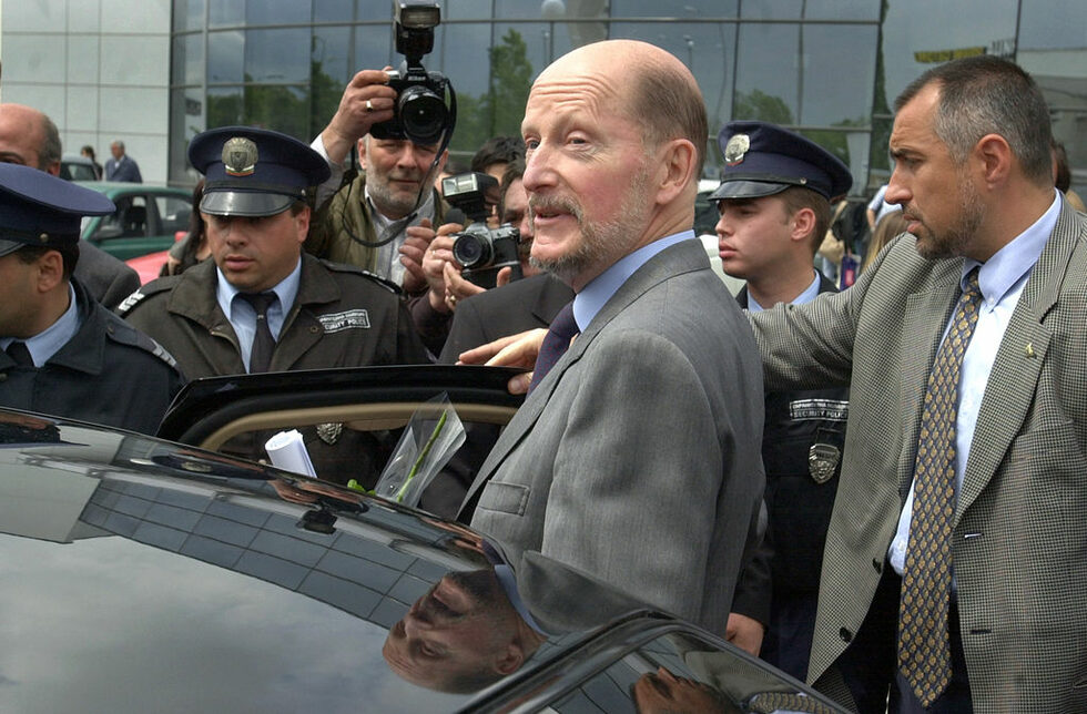 13 май 2001г. Симеон Сакскобургготски се връща в България в навечерието на парламентарните избори. Бойко Борисов и фирмата му ИПОН го охраняват.