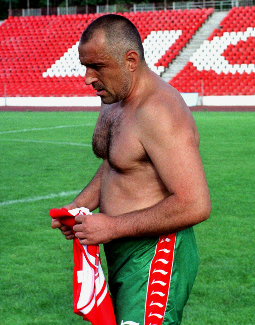 2002г. благотворителен футболен мач между политици и журналисти.