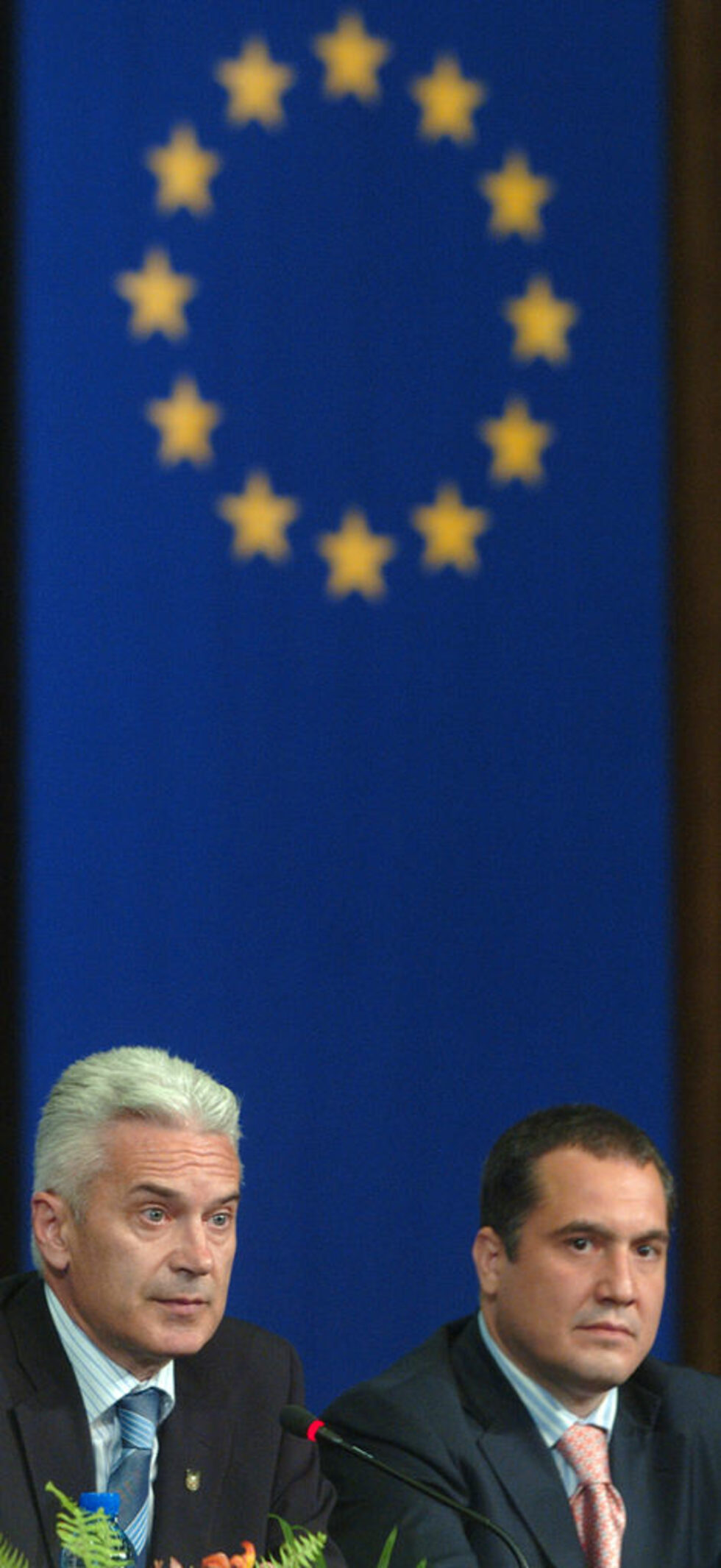 През май 2007г. &quot;Атака&quot; прати в Европарламента трима депутати - Димитър Стоянов (доведен син на Сидеров), Слави Бинев и Десислав Чуколов. През януари същата година стана известно, че Бинев, бивш собственик на верига нощни заведения в София, се забърка в <a href="http://www.dnevnik.bg/razvlechenie/2007/01/08/303519_slavi_binev_stanal_arhont/">е въведен </a>в най-високо благородническо звание и аристократичен титул - архонт, от Старозагорския митрополит Галактион на церемония в Рим. Светият Синод обяви, че БПЦ не признава титлата.