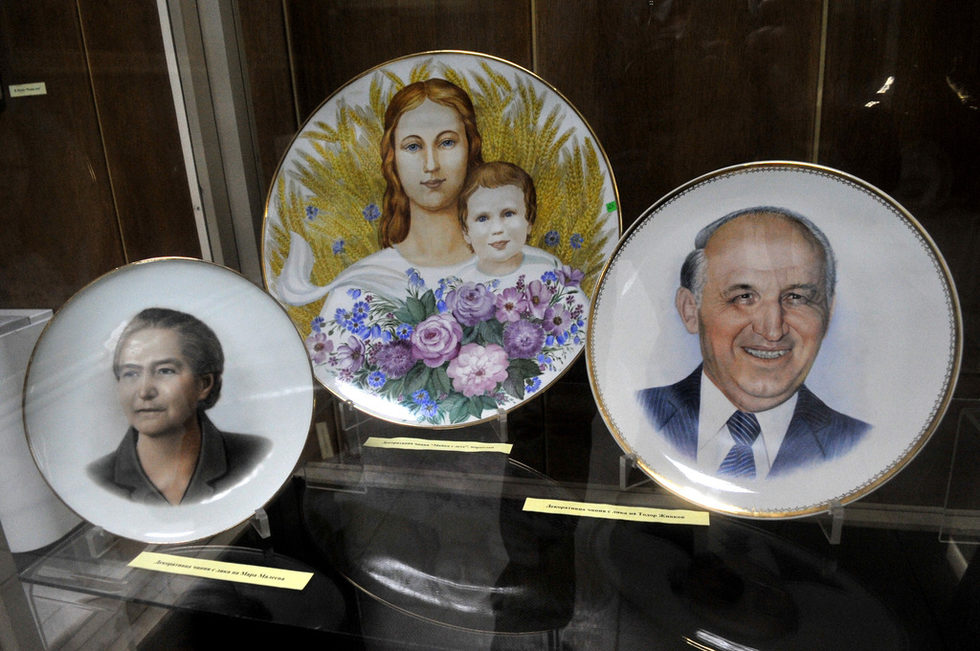 &nbsp;Декоративни чинии с лика на Мара Малеева и Тодор Живков