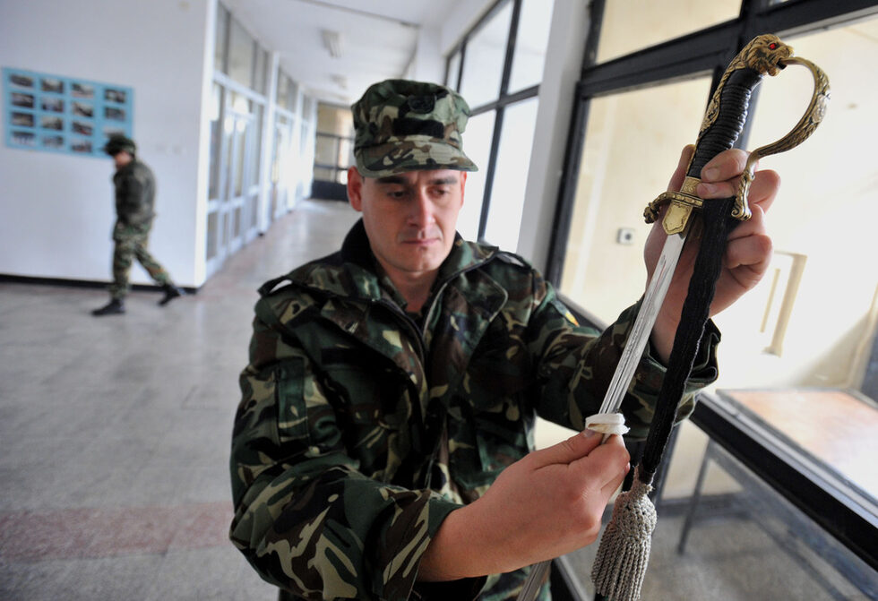 За поддръжката на сабите се полагат специални грижи. Нужно е да бъдат почиствани с паста, която придава блясък и предпазва стоманата. <br />