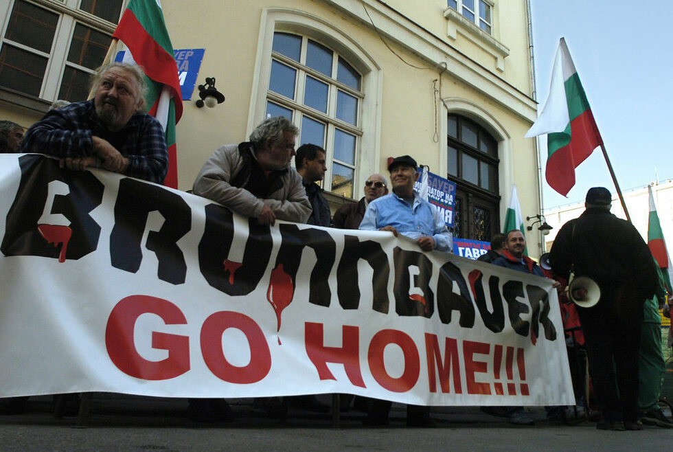 <a href="http://www.dnevnik.bg/bulgaria/2009/11/28/822324_nauchniiat_proekt_za_batak_subudi_protesta_na_ataka/">Улф Брунбауер</a>, професор по история на Югоизточна Европа в Регенсбург, трябваше да участва в колоквиум "Тоталитаризмите на XX век в сравнителна перспектива" в края на ноември 2009 г. Атакисти и други националисти протеститираха шумно срещу австрийския историк и познавач на България и го приканиха да си получи 30-те сребърника и да си ходи.<br />Гнева и сравненията с Юда той си навлече с изследване на колективната памет за Батак, огласено две години по-рано, погрешно разчетено и масово заклеймено като "опит да се развенчае митът за Баташкото клане". Проектът "Батак като паметно българско място" на Свободния университет в Берлин предизвика оживени дискусии през 2007 г., а Брунбауер и неговата сътрудничка Мартина Балева бяха заплашвани със саморазправа и се въздържаха да идват в България. Планираните изложба и конференция в София през пролетта на 2007 г. бяха отменени, а БАН се разграничи от изследването. Учените бяха критикувани и от президента Георги Първанов.
