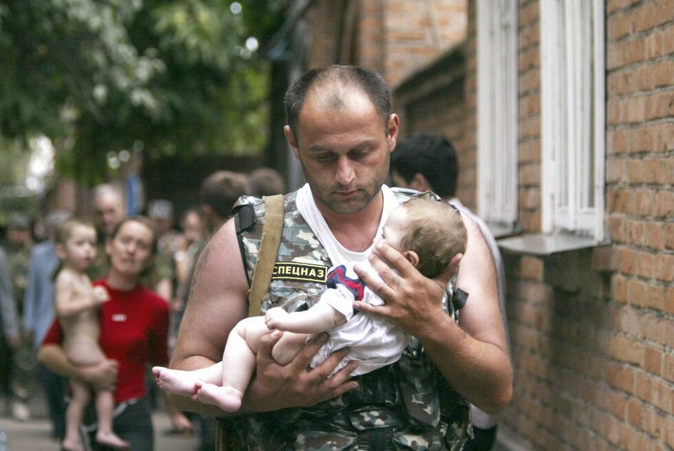 Русия преживя няколко големи трагедии, свързани с тероризъм, идващ от размирния Северен Кавказ.<br />
<br />
Руски полицай носи на ръце малко дете, току-що освободено от училището в Беслан, където в началото на септември 2004 г. въоръжени екстремисти взеха над 1200 заложници. При провелата се за спасяването им акция загинаха над 320 души.