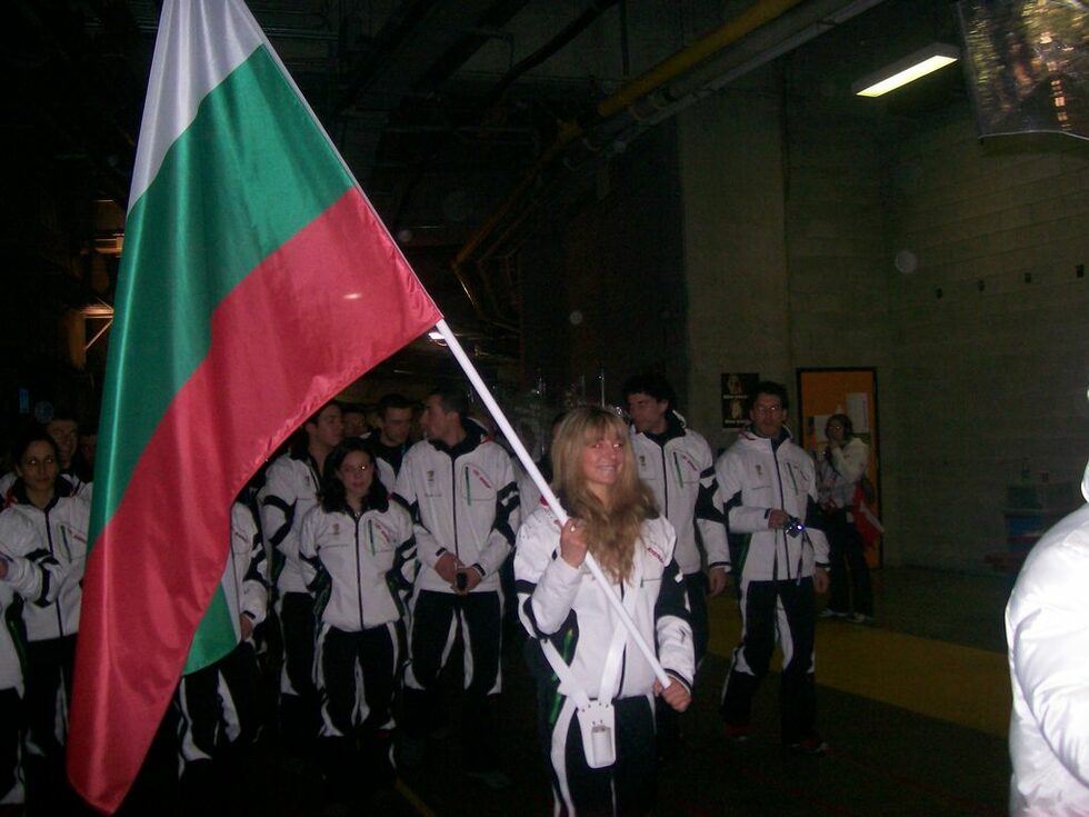 Снимки от първите дни на българските спортисти на <a href="http://www.dnevnik.bg/sport/vankuvur_2010/2010/02/13/857482_zimnite_olimpiiski_igri_zapochnaha/">зимните олимпийски игри</a> във Ванкувър и <a href="http://www.dnevnik.bg/sport/vankuvur_2010/2010/02/13/857375_fotogaleriia_otkrivaneto_na_olimpiiskite_igri_vuv/">церемонията по откриване</a> на форума. Кадрите са предоставени от Българския олимпийски комитет и не са обработени.<br /><br />На снимката: Българската делегация очаква своя ред за парада на държавите - участнички в игрите, водена от знаменоската Александра Жекова<br />