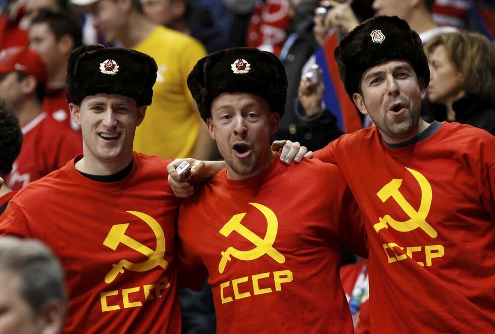 Руски привърженици се забавляват преди началото на мача с Чехия, който техните любимци спечелиха с 4:2