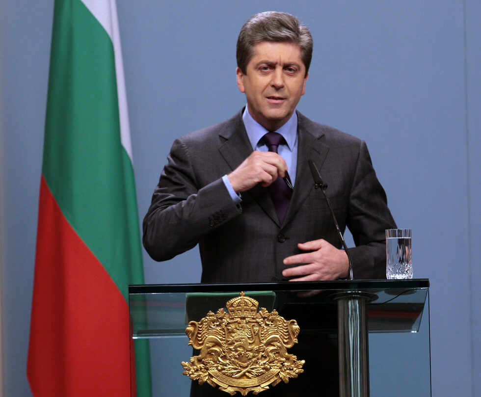Президентът повтори обвинението си от началото на март, че кабинетът е загубил на практика осем месеца за противопоставяне на кризата, защото се е осланял "на бодряческите прогнози на финансовия министър"