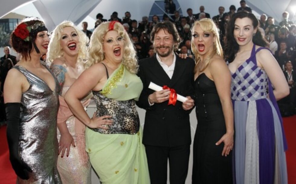 Призът за режисура отиде при <a href="http://www.dnevnik.bg/razvlechenie/2010/05/13/900488_fotogaleriia_festivalut_v_kan_-_den_vtori/">французинът Матио Амалрик за &quot;Турне&quot;</a><br />
<br />
На снимката: Амалрик с част от актрисите във филма<br />