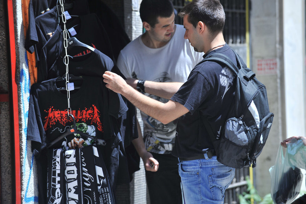 В първия ден на <a href="http://www.dnevnik.bg/temi/sonisphere_v_sofiia/" target="_blank">музикалното събитие Sonisphere</a> входовете на стадион "Васил Левски" в София отвориха  врати в 14:00 ч. и стотици фенове се събраха, за да си получат фестивалните гривни, срещу билет.<br />