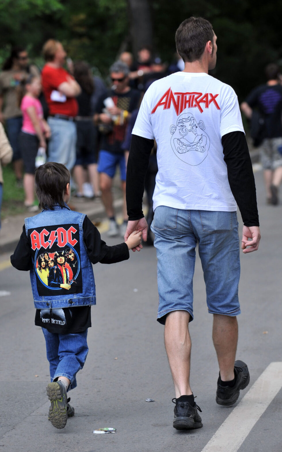 Фотогалерия: Фенове преди фестивала Sonisphere в София