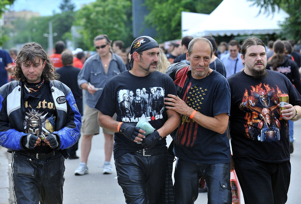 Фотогалерия: Фенове преди фестивала Sonisphere в София
