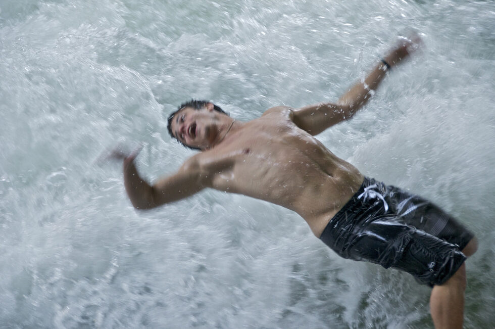 Eisbach - т.нар. "кътче на сърфистите". От 1972 година насам това привидно не особено специално място придобива все по-култов статус като невероятно удобно място за практикуване на речен сърфинг. Силният водонапор създава вълна с висона около 1 метър и дълбочина около 40 см. Мястото е идеално, защото за разлика от моретата и океаните тук условията са постоянни във всеки един момент от времето. На мястото дори рано сутрин има опашка от поне 10-ина сърфисти, изчакващи своя ред.