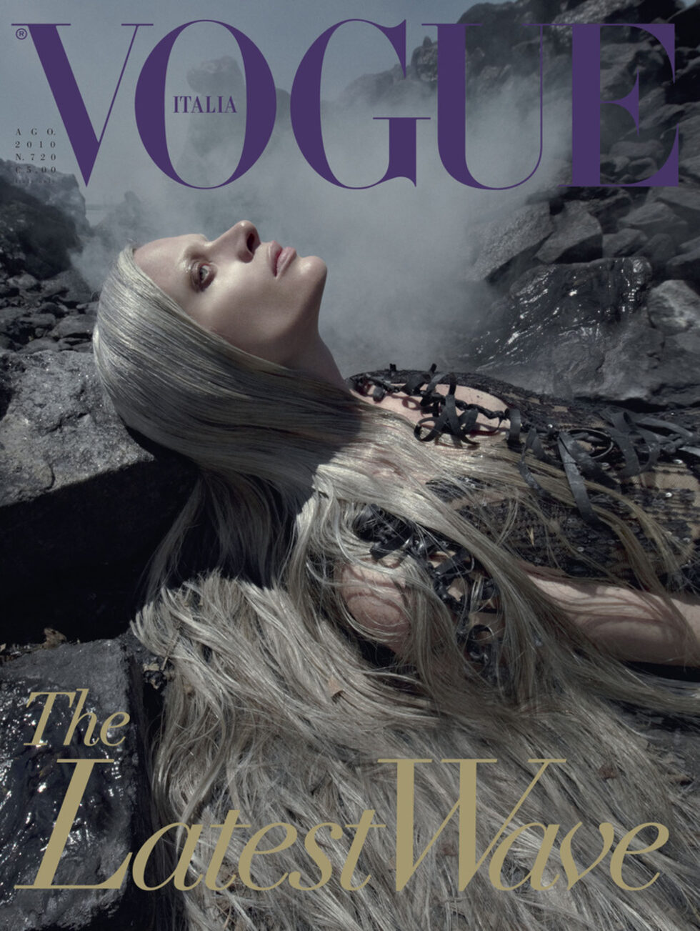 Провокативна фотосесия в августовския брой на сп. Vogue в Италия предизвика дебат сред модни експерти, блогъри, читатели и защитници на околната среда.