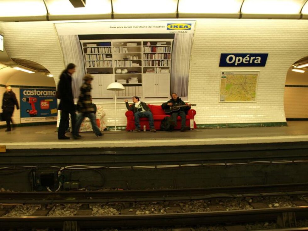 Абсурдна атмосфера цареше в метрото, където хората довършваха купона, финансиран 
от "Икея" (станция "Опера").
