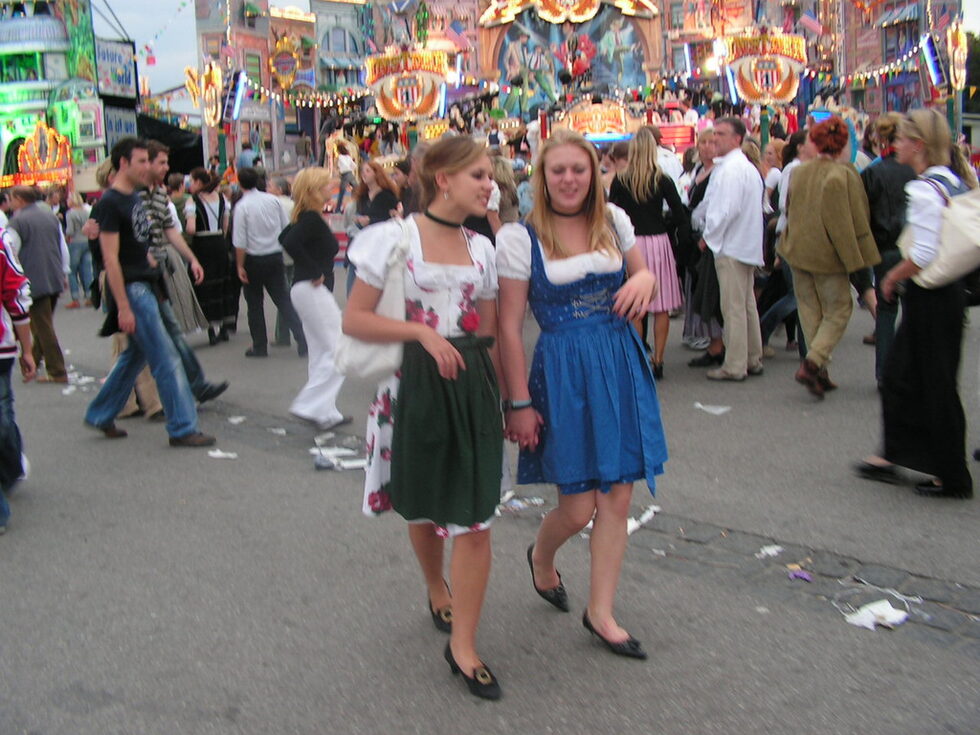 А за жените това са сукманите dirndl, които в последствие се оказват доста привлекателно облекло за мъжката половина (невероятно, но факт!)