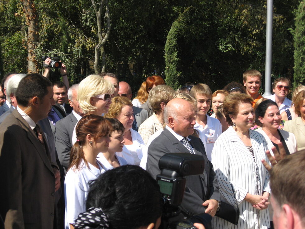 <a href="http://www.dnevnik.bg/bulgaria/2010/09/09/958296_nai-prekrasniiat_na_zemiata_ura/" target="_blank">Лужков пристигна с близо час закъснение</a> от предварително обявения, придружен от делегация, включваща заместниците му и членове на правителството на Москва. Първият танц за "Добро пожаловать" бе от деца в руски национални носии. Последва втора група руски деца в български носии, с хляб и сол и по червена роза за всеки от гостите.