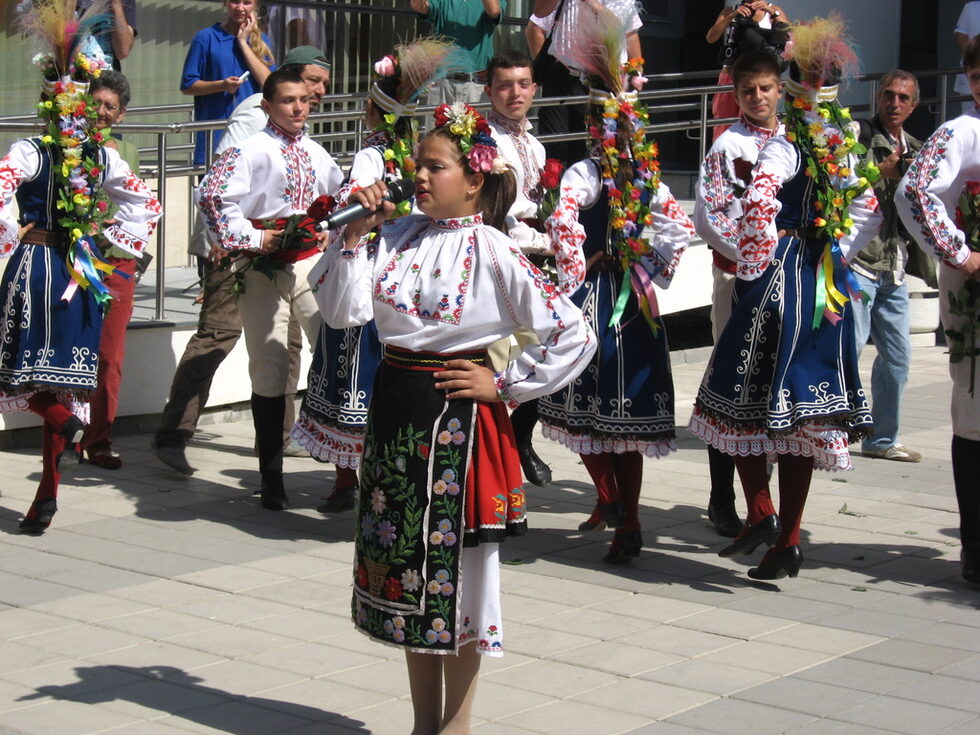 <a href="http://www.dnevnik.bg/bulgaria/2010/09/09/958296_nai-prekrasniiat_na_zemiata_ura/" target="_blank">Лужков пристигна с близо час закъснение</a> от предварително обявения, придружен от делегация, включваща заместниците му и членове на правителството на Москва. Първият танц за "Добро пожаловать" бе от деца в руски национални носии. Последва втора група руски деца в български носии, с хляб и сол и по червена роза за всеки от гостите.
