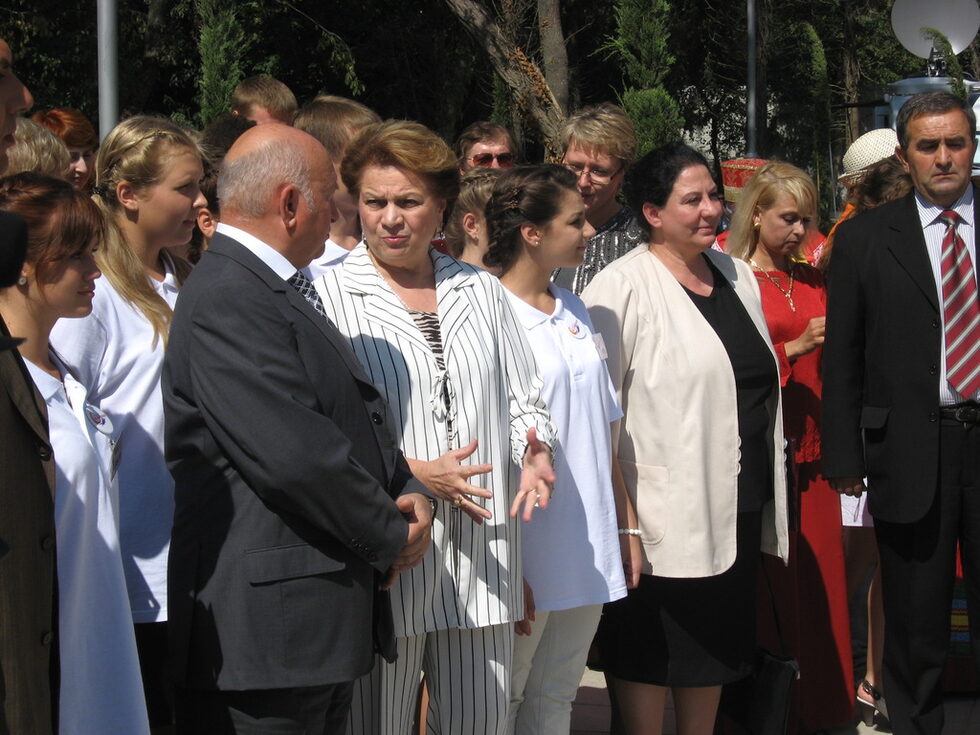 <a href="http://www.dnevnik.bg/bulgaria/2010/09/09/958296_nai-prekrasniiat_na_zemiata_ura/" target="_blank">Лужков пристигна с близо час закъснение</a> от предварително обявения, придружен от делегация, включваща заместниците му и членове на правителството на Москва. Първият танц за "Добро пожаловать" бе от деца в руски национални носии. Последва втора група руски деца в български носии, с хляб и сол и по червена роза за всеки от гостите.