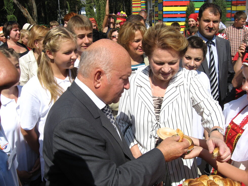 <a href="http://www.dnevnik.bg/bulgaria/2010/09/09/958296_nai-prekrasniiat_na_zemiata_ura/" target="_blank">Лужков пристигна с близо час закъснение</a> от предварително обявения, придружен от делегация, включваща заместниците му и членове на правителството на Москва. Първият танц за "Добро пожаловать" бе от деца в руски национални носии. Последва втора група руски деца в български носии, с хляб и сол и по червена роза за всеки от гостите.