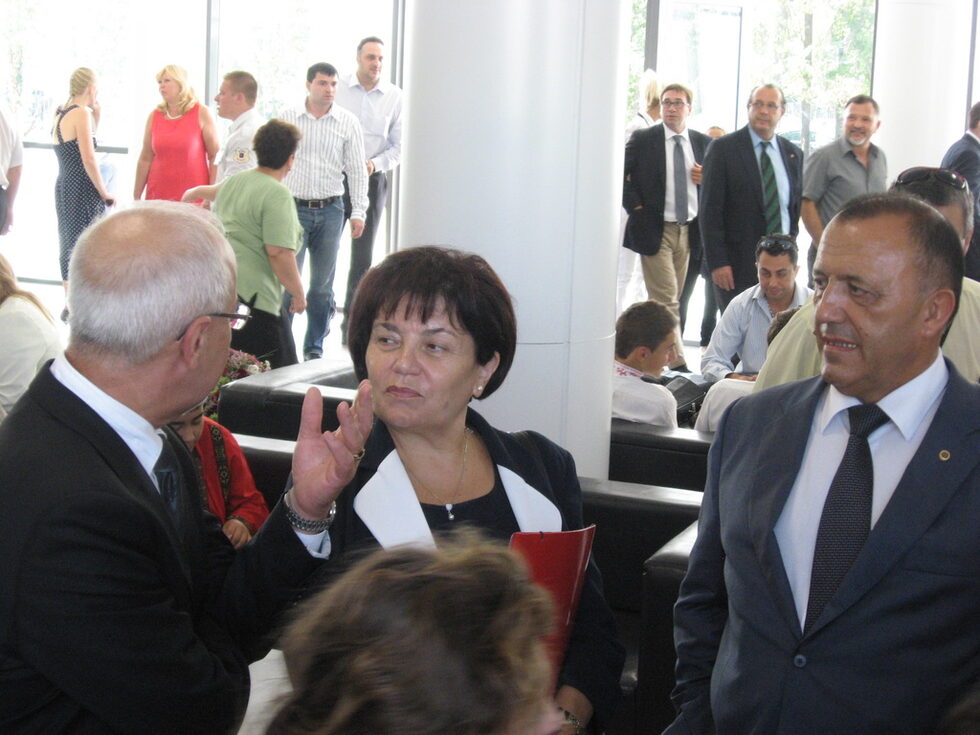 Охраната на децата и ветераните от войната, почиващи в <a href="http://www.dnevnik.bg/bulgaria/2010/09/09/958296_nai-prekrasniiat_na_zemiata_ura/" target="_blank">лагера "Радуга"</a> е поверена на фирмата "Балкан секюрити груп" на Румен Ралчев, водач на тамплиерите в България, бивш офицер от УБО (Упрабление за безопасности охрана до 1989г.) и бодигард на Тодор Живков.<br />Сред гостите на откриването бяха още Янка Такева, председател на учителския синдикат към КНСБ (в средата) и зам кмет на община Варна по въпросите на образованието (с гръб).<br />