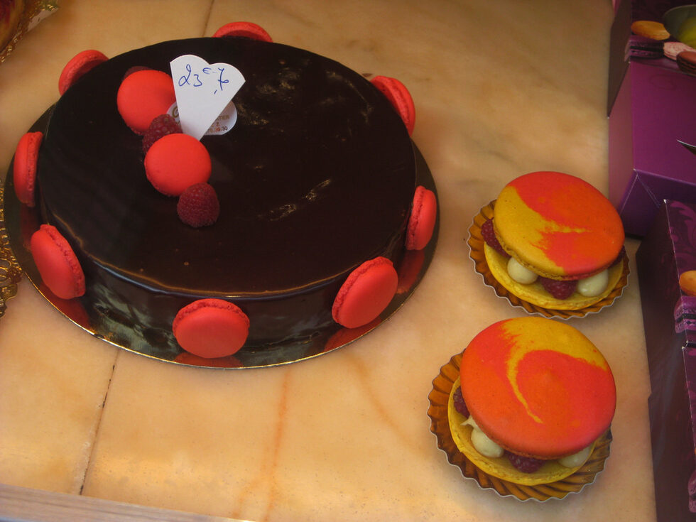 Разбира се, не трябва да се пропуснат и типичните френски  Macarons.
